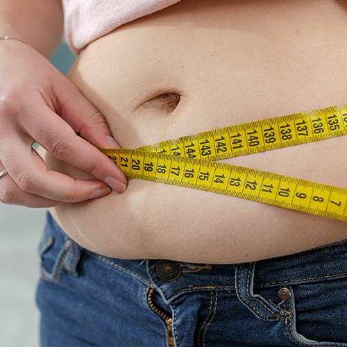 La grasa localizada es aquella acumulación de tejido graso que se deposita de forma desigual en ciertas zonas específicas del cuerpo, como abdomen, caderas, muslos, glúteos, brazos o incluso la espalda. | Clínica Adelgar, tu clínica de adelgazamiento y cirugía estética en Madrid.