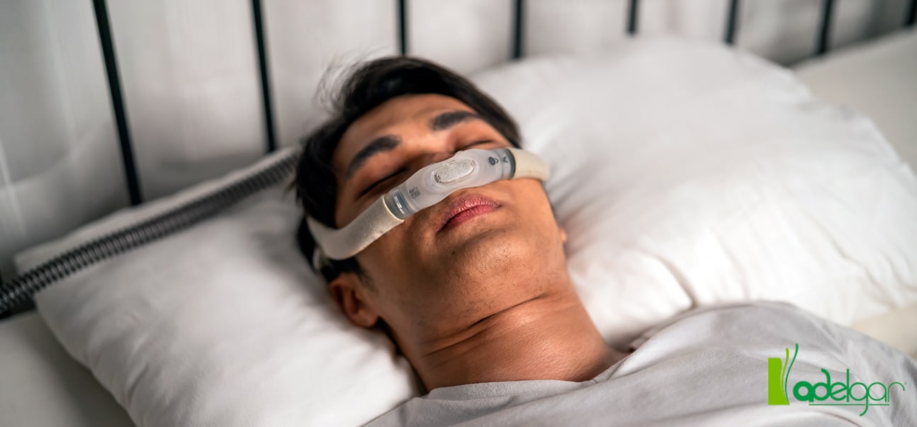 La apnea del sueño es un trastorno del sueño común pero serio, en el que la respiración se detiene y reinicia repetidamente durante el sueño. Este trastorno no solo afecta la calidad del descanso, sino que también tiene un impacto significativo en la salud general y los hábitos alimenticios. | Clínica Adelgar, tu centro de adelgazamiento en Madrid.